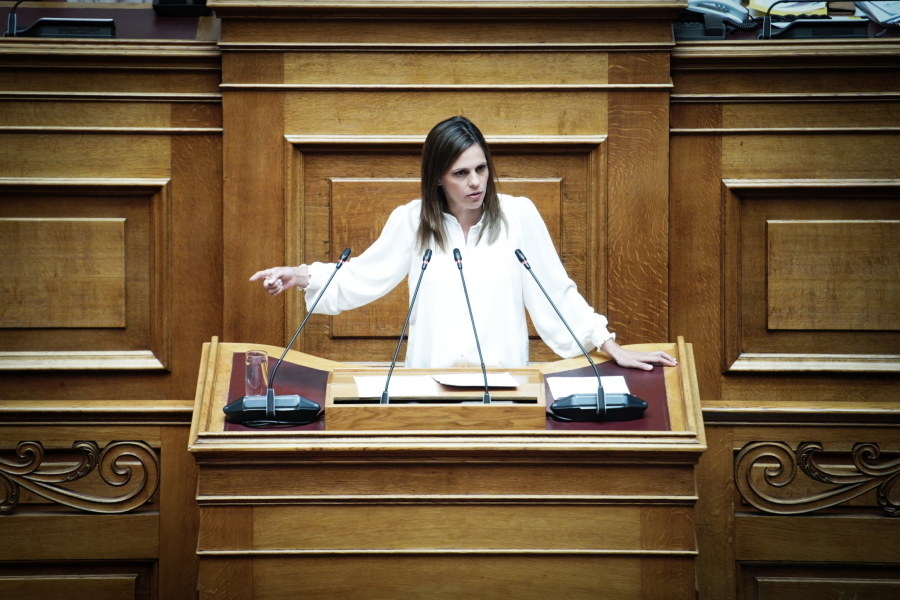 Αχτσιόγλου: Σκοπός της κυβέρνησης η απαγόρευση των συναθροίσεων, όχι η προστασία του Άγνωστου Στρατιώτη