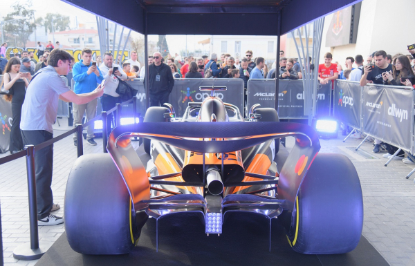 Το μονοθέσιο της McLaren Formula 1 Team περιοδεύει στην Ελλάδα