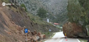Τεράστιος βράχος έπεσε στην Εθνική Χίου - Καρδαμύλων την ώρα που περνούσε αυτοκίνητο (Βίντεο)