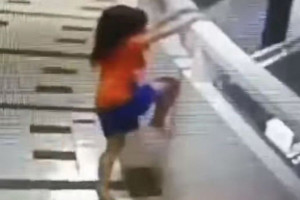 Στιγμές τρόμου για 5χρονο κοριτσάκι - Έπεσε από τον 11ο όροφο ενώ υπνοβατούσε (pic+vid)
