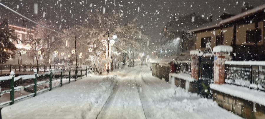 Κακοκαιρία Bora: Στα «λευκά» Καστοριά και Φλώρινα (βίντεο)