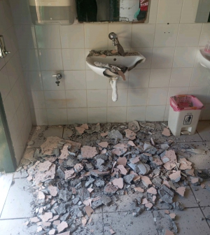 Έπεσε το ταβάνι στις τουαλέτες του 16ου Δημοτικού Αθηνών (εικόνες)