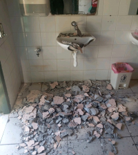 Έπεσε το ταβάνι στις τουαλέτες του 16ου Δημοτικού Αθηνών (εικόνες)