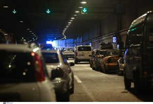 Κυκλοφοριακό «έμφραγμα» στην παραλιακή όταν ένα καρναβαλικό άρμα «φράκαρε» σε τούνελ