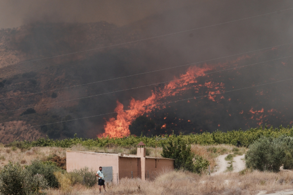 Μάχη με τις φλόγες στην Ισπανία: 12 νεκροί και 23 αγνοούμενοι από τη φωτιά (Εικόνες και βίντεο)