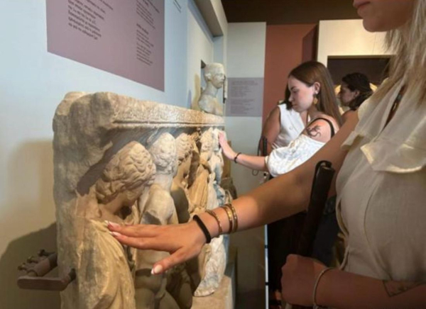 «Έξυπνη» ξενάγηση σε μουσείο με χρήση νοηματικής γλώσσας