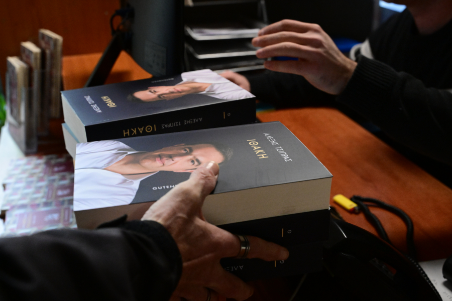 «Το λιγουρεύεσαι;» Η αφιέρωση Τσίπρα στον Άδωνι Γεωργιάδη