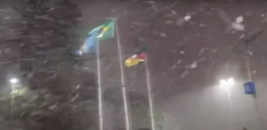 Ο καιρός «τρελάθηκε», χιόνια στη Βραζιλία... 64 χρόνια μετά! (βίντεο)