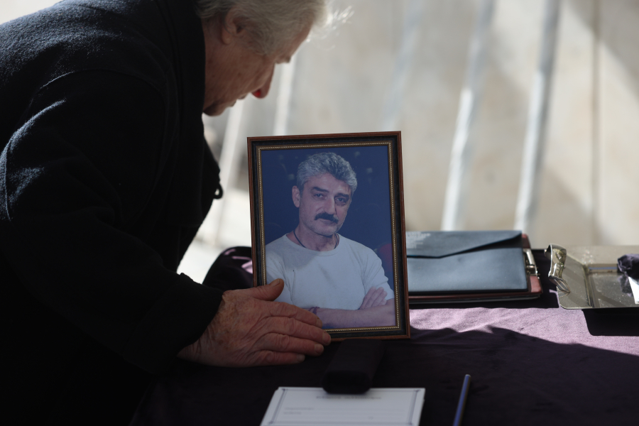 Πλήθος κόσμου στην κηδεία του μεγάλου ηθοποιού, Δημήτρη Ήμελλου