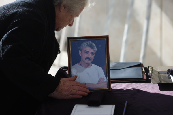 Πλήθος κόσμου στην κηδεία του μεγάλου ηθοποιού, Δημήτρη Ήμελλου