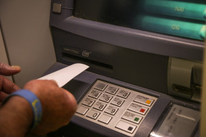 Στα ATM των τραπεζών οι συντάξεις Οκτωβρίου - Δείτε πότε πληρώνονται