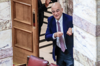 Ο Δένδιας σηκώνει το γάντι - Επιχείρηση «στριμώγματος» από Μαξίμου