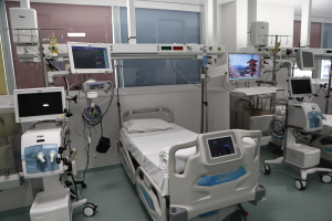 Κλιμακώνεται η κόντρα ασφαλιστικών εταιρειών και ιδιωτικών νοσοκομείων για το κόστος των νοσηλειών