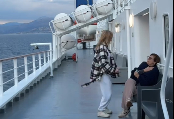 Ντορέττα Παπαδημητρίου: Ξεσαλώσε πάνω στο κατάστρωμα του πλοίου - Η αντίδραση της μητέρας της (Βίντεο)