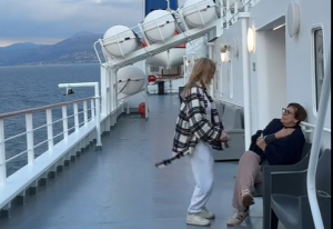 Ντορέττα Παπαδημητρίου: Ξεσαλώσε πάνω στο κατάστρωμα του πλοίου - Η αντίδραση της μητέρας της (Βίντεο)