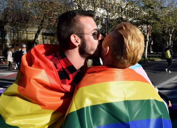 Ιταλία: H δικαιοσύνη αναγνωρίζει τον γονεϊκό ρόλο δυο ομοφυλόφιλων πατεράδων