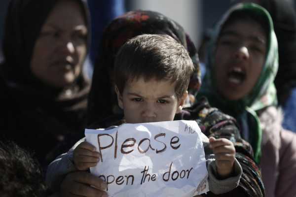 Πλατεία Βικτωρίας: Συγκέντρωση διαμαρτυρίας Αφγανών προσφύγων για τα κλειστά σύνορα