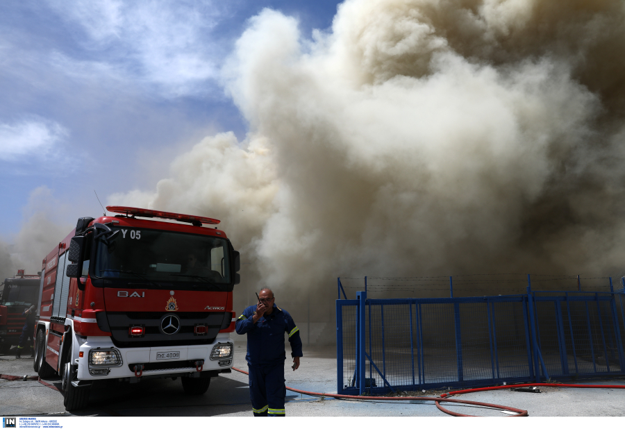 Φωτιά τώρα στον Ασπρόπυργο, πληροφορίες για εκρήξεις