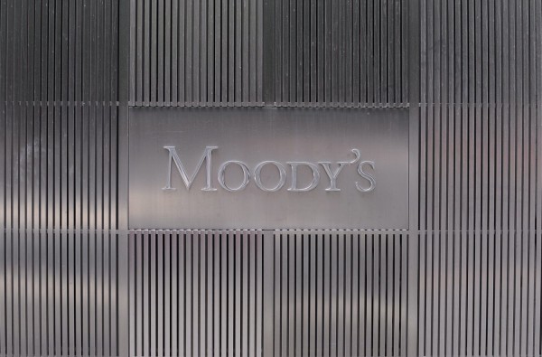 Η Moody's αναβάθμισε την ελληνική οικονομία κατά δυο βαθμίδες