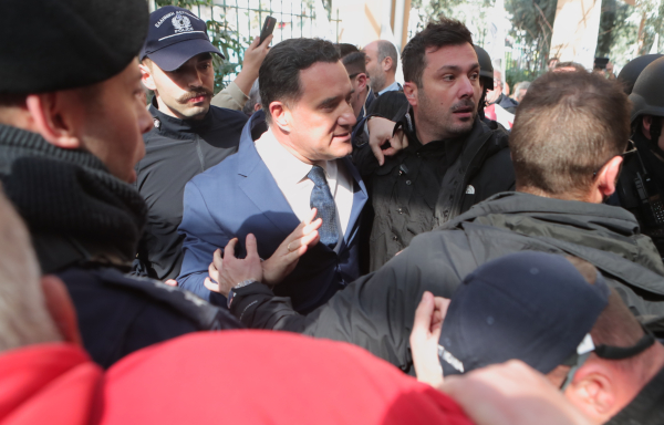 Ακόμη να «βρεθεί» το βίντεο Γεωργιάδη με την «επίθεση» από τον γιατρό από τη Νίκαια