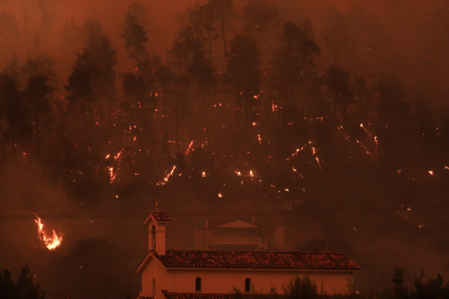 Φωτιά Εύβοια: Κραυγή αγωνίας ενός 19χρονου - «Πως θα ζήσουμε εδώ; Πρέπει να φύγω, να πάω στην Αθήνα...» (βίντεο)
