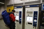 Ανοίγουν πρόσθετα εκδοτήρια ηλεκτρονικών καρτών για να μειωθούν οι ουρές