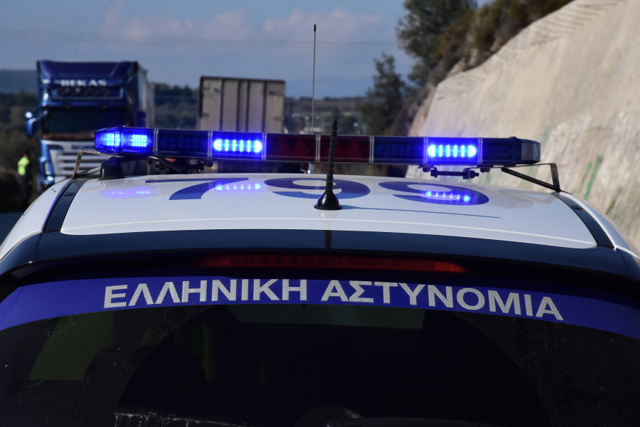 Νέο σοβαρό τροχαίο στην Καλλιθέα: ΙΧ συγκρούστηκε με δύο μηχανές