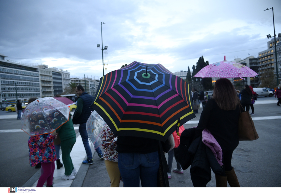 Καιρός: Ομπρέλες και... σκουφιά, σε ποιες περιοχές θα βρέξει - Που θα χιονίσει