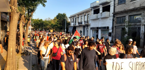 Μαζική διαμαρτυρία για την άφιξη Ισραηλινών στον Βόλο - Χημικά και κρότου λάμψης από τα ΜΑΤ