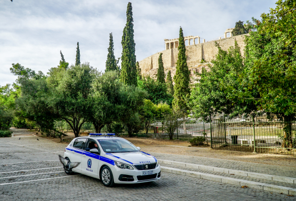 Επίθεση με μαχαίρι στην Ακρόπολη: Τραυματίστηκαν δυο Αμερικανοί, με ποινικό μητρώο ο 60χρονος δράστης