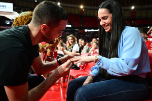 Πρόταση γάμου στο ΣΕΦ: Ρομαντική στιγμή στο Ολυμπιακός - Άρης