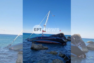 Ιστιοφόρο του στολίσκου για τη Γάζα προσάραξε σε βραχώδη ακτή της Γαύδου (Εικόνες)