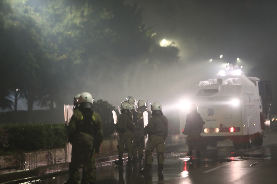 Νέα επεισόδια στη Θεσσαλονίκη, μολότοφ και χημικά μετά την πορεία για το Πολυτεχνείο