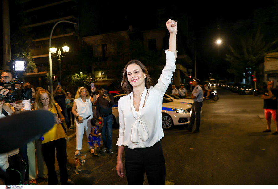 Έφη Αχτσιόγλου: Η αγκαλιά με τον Αλέξη Χαρίτση και η μοναχική αποχώρηση από την Κουμουνδούρου