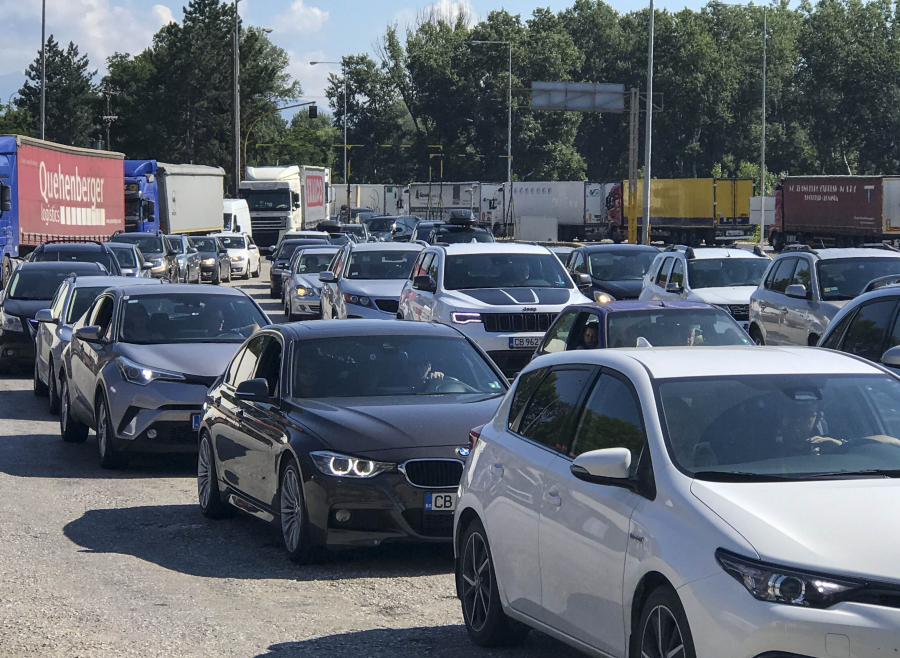 Κόλαση στα σύνορα για λίγη βενζίνη: Ουρές χιλιομέτρων και χρυσές δουλειές σε Βόρεια Μακεδονία και Βουλγαρία