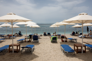 Ανάβυσσος: 5 συλλήψεις για παράνομα beach bars με άδεια...καντίνας