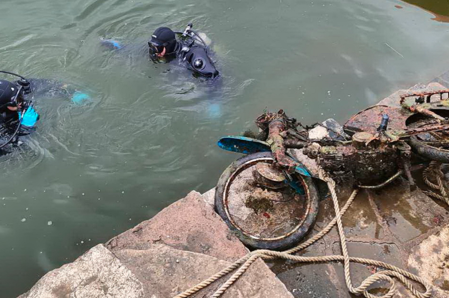 Ιωάννινα: Μοτοσικλέτες, τζιπ, οβίδες, ταμειακή μηχανή και καζάνι στον βυθό της Παμβώτιδας (Εικόνες)