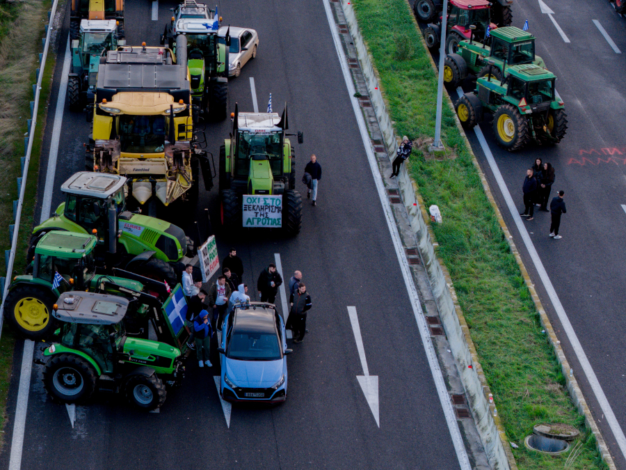 «Ξέρουν τα αιτήματά μας»: Οι αγρότες κλιμακώνουν και σχεδιάζουν αποκλεισμούς λιμανιών - αεροδρομίων
