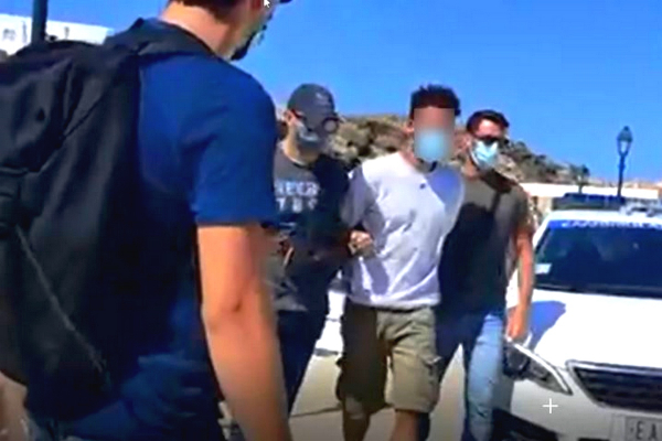 Φολέγανδρος: Καρέ-καρέ η μεταγωγή του 30χρονου δολοφόνου στην εισαγγελία Νάξου, έτσι παραδέχθηκε την ενοχή του (βίντεο)