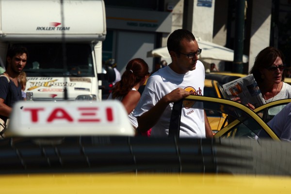 Νέα ρύθμιση Σπίρτζη κλείνει το «μάτι» στους ταξιτζήδες