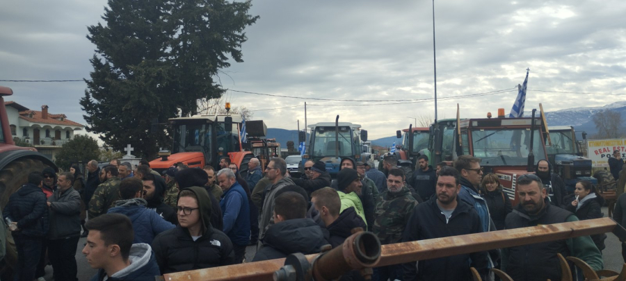 «Ζεσταίνουν» τις μηχανές οι αγρότες: Ένταση στο μπλόκο του Αλμυρού