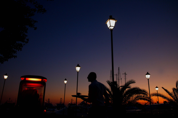 Έλεγχοι σε καφέ και μπαρ της παραλιακής από την Οικονομική Αστυνομία