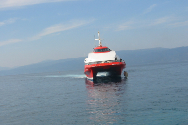 Μηχανική βλάβη σε πλοίο με 94 επιβάτες - Πλέει με μειωμένη ταχύτητα