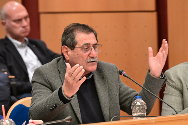 Βουλιάζουν τα σχολεία στην Καλλονή, πέφτουν σοβάδες, αλλά φταίει ο... Πελετίδης!