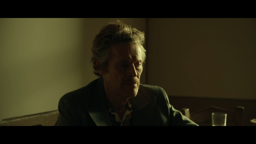 Δείτε τον Γουίλεμ Νταφόε να τα σπάει σε καταγώγι για ελληνικό βιντεοκλίπ