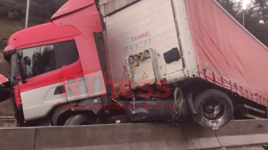 Νταλίκα «δίπλωσε» κοντά στην έξοδο Λαγυνών - Ζημιές σε τρία οχήματα