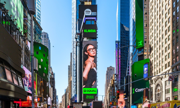 Klavdia: Η φήμη της έφτασε στην Times Square της Νέας Υόρκης