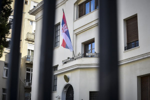 Ενοπλος εισέβαλε στην πρεσβεία της Σερβίας στην Μαβίλη