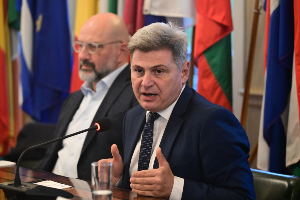 Δεν παραδίδει την έδρα ο Φαραντούρης: «Συνεχίζω το έργο μου»