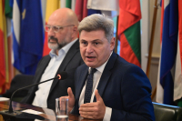 Δεν παραδίδει την έδρα ο Φαραντούρης: «Συνεχίζω το έργο μου»
